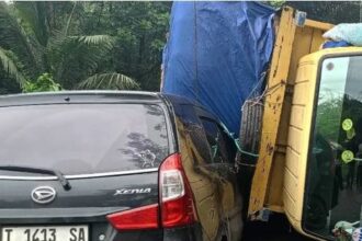Truk terguling menimpa minibus di tanjakan Poponcol Sukabumi. (Prima Arno/Telusurbisnis)