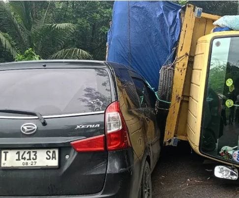 Truk terguling menimpa minibus di tanjakan Poponcol Sukabumi. (Prima Arno/Telusurbisnis)