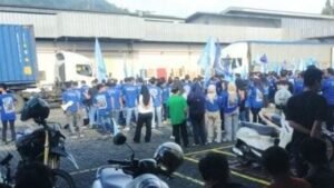 Beranda 46 Buruh PT Young Star demo tolak pemutusan hubungan sepihak (PHK) yang dilakukan perusahaan terhadap karyawannya. (Prima Arno/Telusurbisnis)