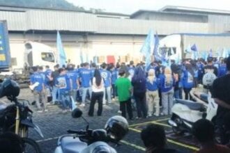 Buruh PT Young Star demo tolak pemutusan hubungan sepihak (PHK) yang dilakukan perusahaan terhadap karyawannya. (Prima Arno/Telusurbisnis)