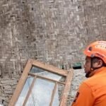 Petugas Badan Penanggulang Bencana Daerah (BPBD) melakukan asessment pergerakan tanah di Kecamatan Cikole. (Ist)