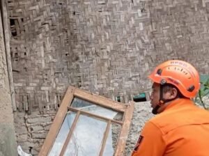Petugas Badan Penanggulang Bencana Daerah (BPBD) melakukan asessment pergerakan tanah di Kecamatan Cikole. (Ist)