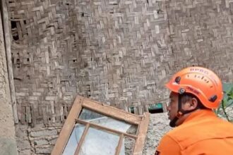 Petugas Badan Penanggulang Bencana Daerah (BPBD) melakukan asessment pergerakan tanah di Kecamatan Cikole. (Ist)