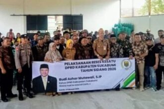 Ketua DPRD kabupaten Sukabumi Budi Azhar Mutawali, foto bersama usai reses di Desa Sagaranten. (Prima Arno)