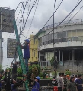 Penertiban kabel semerawut di Cikampek melibatkan Abjatel, asosiasi yang mewadahi penyedia jaringan telekomunikasi. (Asep Suherman/Telusurbisnis)