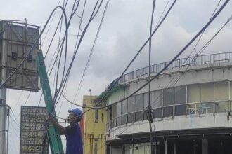 Penertiban kabel semerawut di Cikampek melibatkan Abjatel, asosiasi yang mewadahi penyedia jaringan telekomunikasi. (Asep Suherman/Telusurbisnis)
