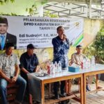 Anggota DPRD Kabupaten Sukabumi Edi Sudrajat (berdiri) Reses ke-I di Desa Benda. (Prima Arno/Telusurbisnis)