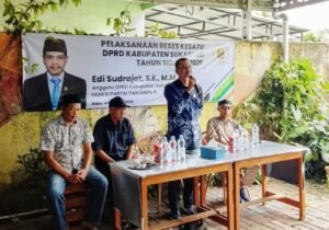Anggota DPRD Kabupaten Sukabumi Edi Sudrajat (berdiri) Reses ke-I di Desa Benda. (Prima Arno/Telusurbisnis)