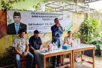 Anggota DPRD Kabupaten Sukabumi Edi Sudrajat (berdiri) Reses ke-I di Desa Benda. (Prima Arno/Telusurbisnis)