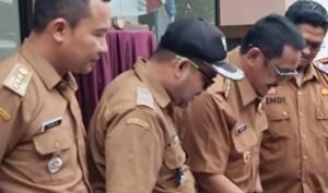 Bupati Asep Japar saat meresmikan empat infrastruktur strategis di Kecamatan Warungkiara. (Prima Arno/Telusurbisnis)