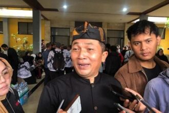 Kadisdik Kabupaten Sukabumi Deden Sumpena memberi keterangan pers terkait pemunduran jam belajar siswa di Sukabumi. (Prima Arno/Telusurbisnis)