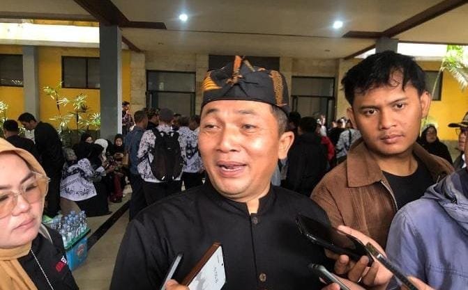 Kadisdik Kabupaten Sukabumi Deden Sumpena memberi keterangan pers terkait pemunduran jam belajar siswa di Sukabumi. (Prima Arno/Telusurbisnis)