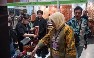 Ketua Dekranasda Jawa Barat Noneng Komara Nengsih memperlihat produk unggulan Jabar. (ist)