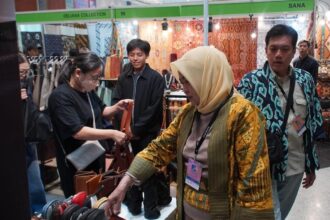 Ketua Dekranasda Jawa Barat Noneng Komara Nengsih memperlihat produk unggulan Jabar. (ist)