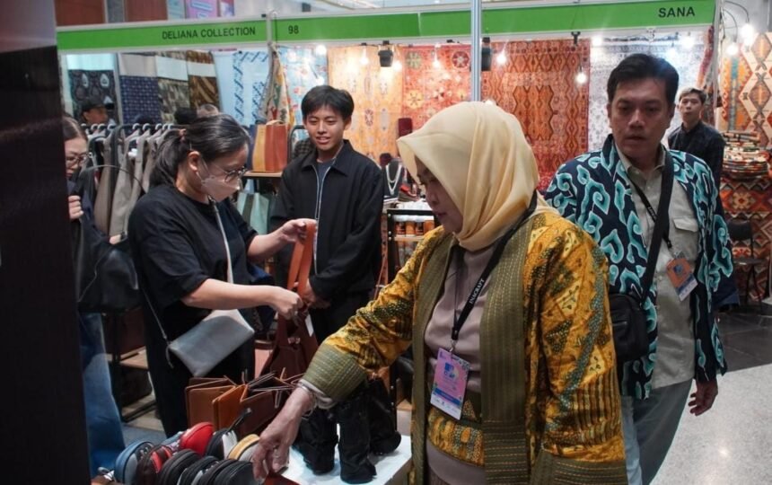 Ketua Dekranasda Jawa Barat Noneng Komara Nengsih memperlihat produk unggulan Jabar. (ist)