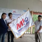 Ketum MIO Indonesia AYS Prayogi (kiri) Ketua MIO Jabar Azhari dan Ketua MIO Garut Rusmana sesaat kibarkan Pataka MIO Indonesia. (Telusurbisnis)