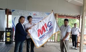 Beranda 44 Ketum MIO Indonesia AYS Prayogi (kiri) Ketua MIO Jabar Azhari dan Ketua MIO Garut Rusmana sesaat kibarkan Pataka MIO Indonesia. (Telusurbisnis)