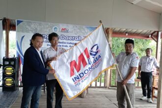 Ketum MIO Indonesia AYS Prayogi (kiri) Ketua MIO Jabar Azhari dan Ketua MIO Garut Rusmana sesaat kibarkan Pataka MIO Indonesia. (Telusurbisnis)