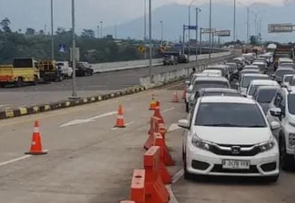 IMG 20260215 WA0074 Long Weekend Imlek Lumpuhkan Gerbang Tol Bocimi, Lonjakan Kendaraan Capai Belasan Ribu