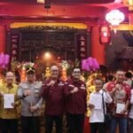 Wali Kota Sukabumi Ayep Zaki bersama Wakil Wali Kota Bobby Maulana (tengah) menghadiri perayaan Tahun Baru Imlek di Vihara Widhi Sakti. (Prima Arno/Telusurbisnis)