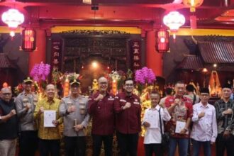 Wali Kota Sukabumi Ayep Zaki bersama Wakil Wali Kota Bobby Maulana (tengah) menghadiri perayaan Tahun Baru Imlek di Vihara Widhi Sakti. (Prima Arno/Telusurbisnis)