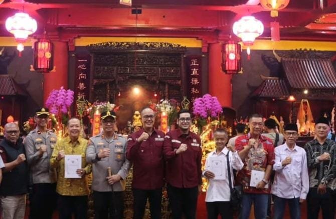 Wali Kota Sukabumi Ayep Zaki bersama Wakil Wali Kota Bobby Maulana (tengah) menghadiri perayaan Tahun Baru Imlek di Vihara Widhi Sakti. (Prima Arno/Telusurbisnis)