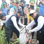 Bupati Asep Japar bersama Wabup Andreas terlibat langsung aksi bersih-bersih pantai di kawasan Pelabuhanratu. (Prima Arno/Telusurbisnis)