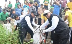 Beranda 44 Bupati Asep Japar bersama Wabup Andreas terlibat langsung aksi bersih-bersih pantai di kawasan Pelabuhanratu. (Prima Arno/Telusurbisnis)