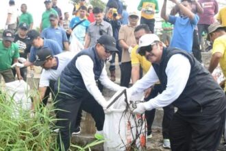 Bupati Asep Japar bersama Wabup Andreas terlibat langsung aksi bersih-bersih pantai di kawasan Pelabuhanratu. (Prima Arno/Telusurbisnis)