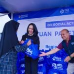 RCEO BRI Region 9 Dewi Hestiningrum didampingi jajaran Insan BRILIaN, menyalurkan bantuan sembako di Kelurahan Braga, Bandung. (Ist)