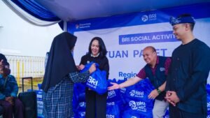 RCEO BRI Region 9 Dewi Hestiningrum didampingi jajaran Insan BRILIaN, menyalurkan bantuan sembako di Kelurahan Braga, Bandung. (Ist)