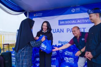 RCEO BRI Region 9 Dewi Hestiningrum didampingi jajaran Insan BRILIaN, menyalurkan bantuan sembako di Kelurahan Braga, Bandung. (Ist)