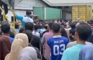 Ribuan buruh pabrik Muara Tunggal demo.perusahaannya tuntut pembayaran THR sesuai UMK Sukabumi. (Prima.Arno/Telusurbisnis)