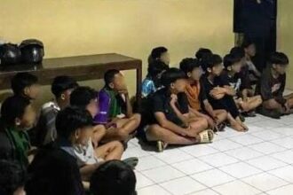 Remaja yang terlibat perang sarung di Cibitung Surade Sukabumi diamankan polisi. (Prima Arno/Telusurbisnis)