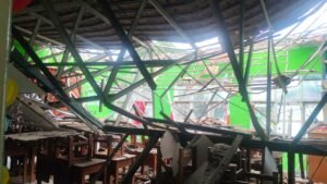 Beranda 43 Atap Sekolah SDN Jomin Barat III Kotabaru Mendadak Ambruk, Tidak Ada Korban Terluka dan kerugian belum dapat ditaksir. (Ist)