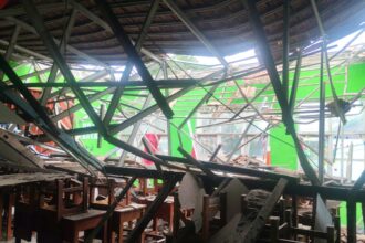 Atap Sekolah SDN Jomin Barat III Kotabaru Mendadak Ambruk, Tidak Ada Korban Terluka dan kerugian belum dapat ditaksir. (Ist)