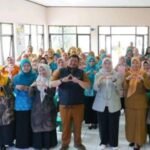 Tim Penggerak (TP) Posyandu Kecamatan Gunungpuyuh Kota Sukabumi foto bersama usai bimtek. (Prima Arno/Telusurbisnis)