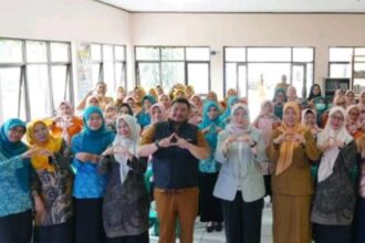 Tim Penggerak (TP) Posyandu Kecamatan Gunungpuyuh Kota Sukabumi foto bersama usai bimtek. (Prima Arno/Telusurbisnis)