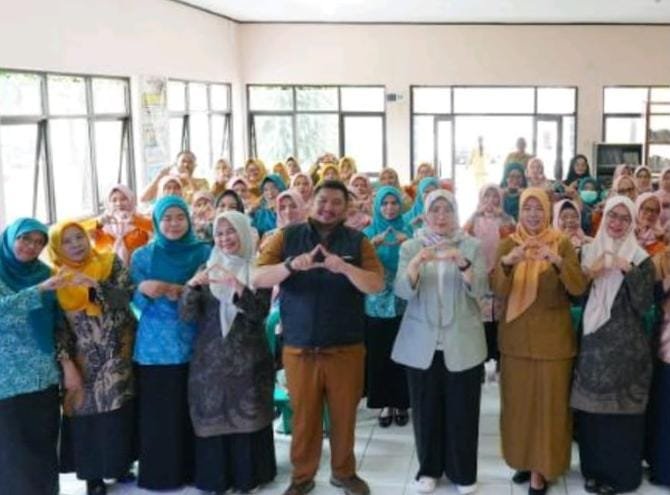 Tim Penggerak (TP) Posyandu Kecamatan Gunungpuyuh Kota Sukabumi foto bersama usai bimtek. (Prima Arno/Telusurbisnis)