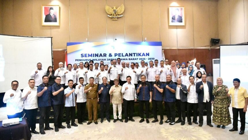 Wagub Erwan foto bersama usai pelantikan Pengurus Wilayah (PW) Japnas Jabar 2025 - 2030. (Istimewa)