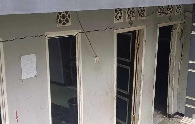 Kondisi bangunan pondok pesantren beberapa bagian bangunan di Bantargadung terlihat mengalami retak-retak. (Dok P2BK Bantargadung)