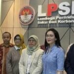 Ibu kandung almarhum NS (12), Lisnawati, didampingi Ketua Komisi Perlindungan Anak Indonesia (KPAI) Jasra Putra dan Anggota Komisi XIII DPR RI Rieke Diah Pitaloka minta perlindungan ke LPSK. (Prima Arno/Telusurbisnis)