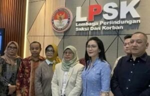 Beranda 45 Ibu kandung almarhum NS (12), Lisnawati, didampingi Ketua Komisi Perlindungan Anak Indonesia (KPAI) Jasra Putra dan Anggota Komisi XIII DPR RI Rieke Diah Pitaloka minta perlindungan ke LPSK. (Prima Arno/Telusurbisnis)