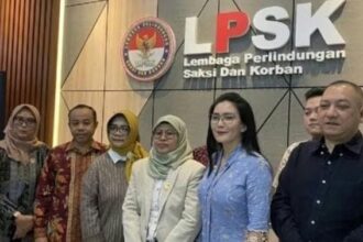 Ibu kandung almarhum NS (12), Lisnawati, didampingi Ketua Komisi Perlindungan Anak Indonesia (KPAI) Jasra Putra dan Anggota Komisi XIII DPR RI Rieke Diah Pitaloka minta perlindungan ke LPSK. (Prima Arno/Telusurbisnis)