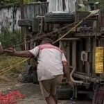 Warga berusaha mengevakuasi truk es krim yang terbalik di jalan penghubung Desa Sekarwangi dan Desa Tenjojaya. (Prima Arno/Telusurbisnis)