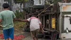 Beranda 43 Warga berusaha mengevakuasi truk es krim yang terbalik di jalan penghubung Desa Sekarwangi dan Desa Tenjojaya. (Prima Arno/Telusurbisnis)