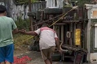 Warga berusaha mengevakuasi truk es krim yang terbalik di jalan penghubung Desa Sekarwangi dan Desa Tenjojaya. (Prima Arno/Telusurbisnis)