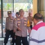 Kapolsek Baros Kompol Iman Prayitno menyambangi sekolah melalui program silaturahmi kamtibmas dan pembinaan pelajar. (Prima Arno/Telusurbisnis)