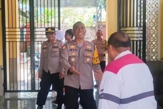 Kapolsek Baros Kompol Iman Prayitno menyambangi sekolah melalui program silaturahmi kamtibmas dan pembinaan pelajar. (Prima Arno/Telusurbisnis)