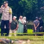 Polisi saat melakukan Olah TKP kematian petani Jampangkulon dengan tubuh penuh luka dan bagian kepala ditutup kain. (Prima Arno/Telusurbisnis)